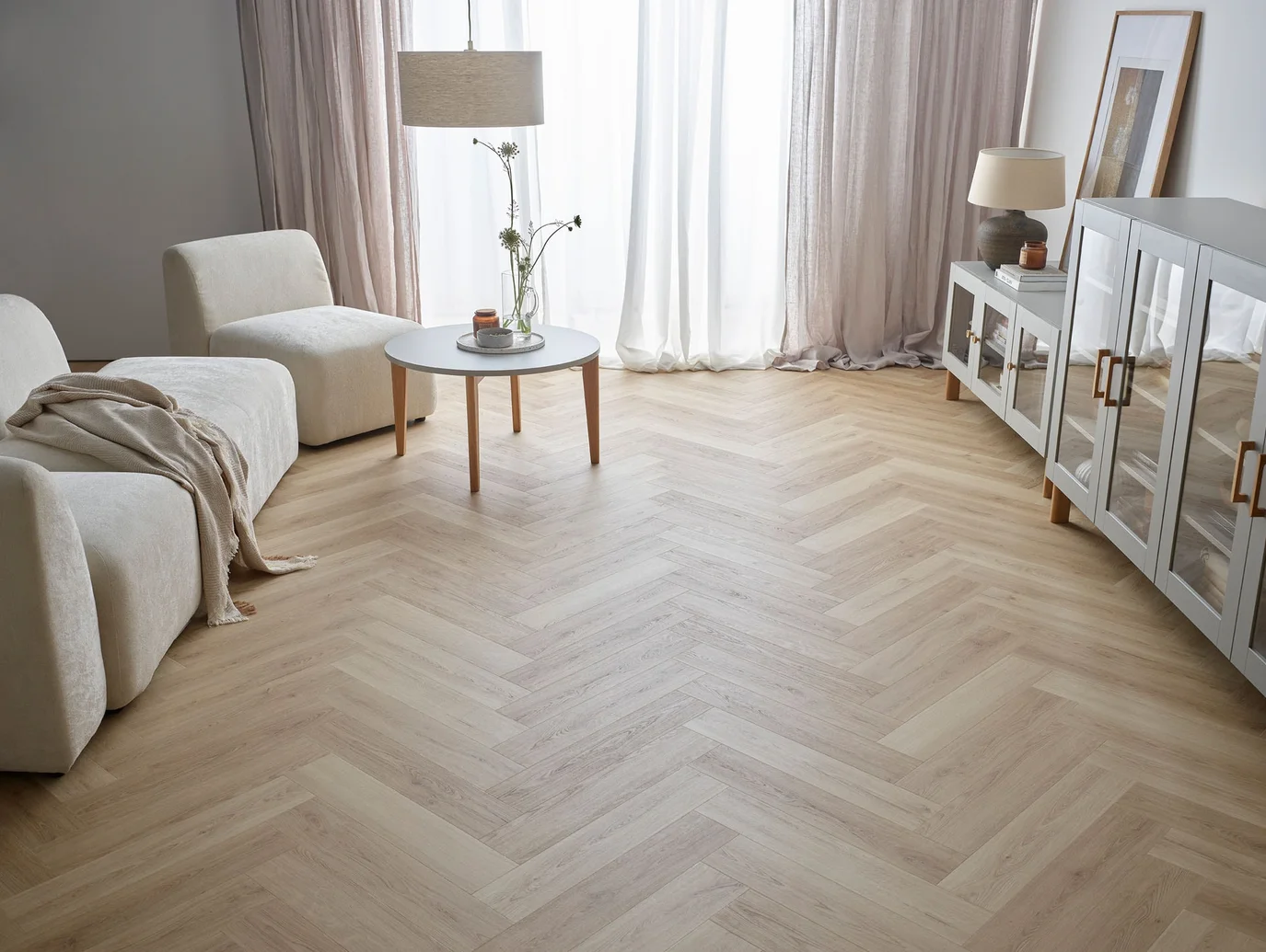 Podłoga w jodełkę – inspiracje do salonu i innych wnętrz